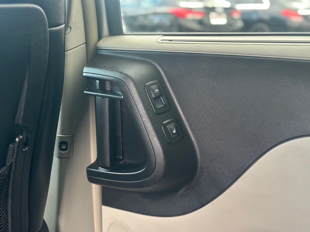 2011 Chrysler Town & Country Image 26