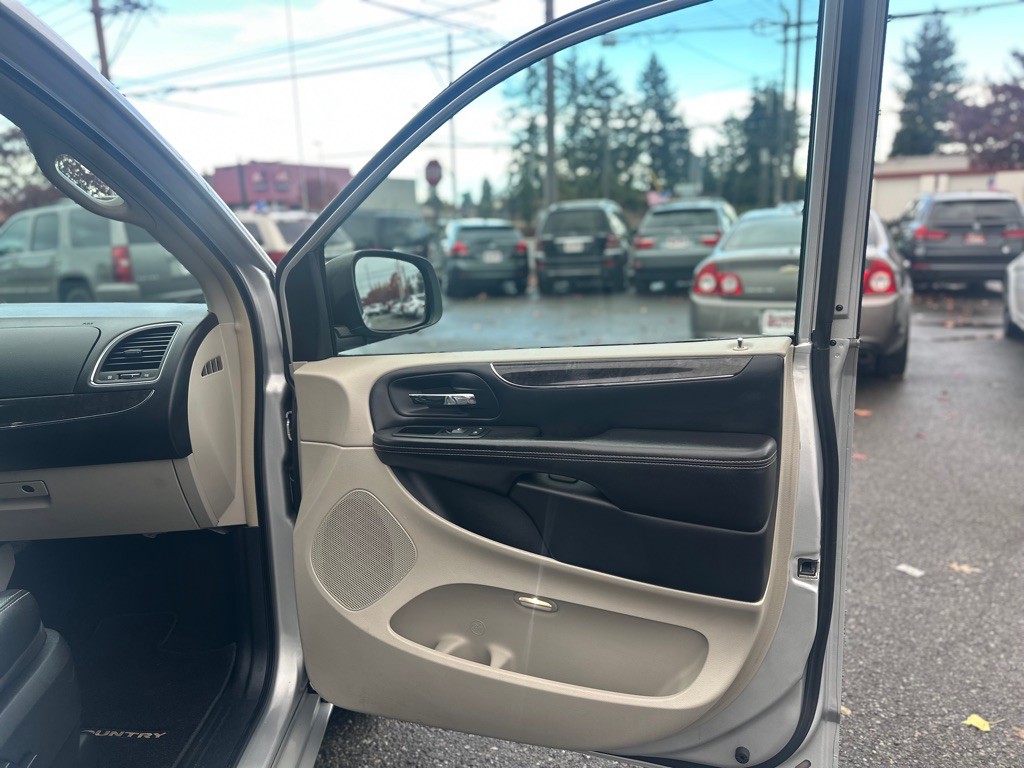 2011 Chrysler Town & Country Image 27