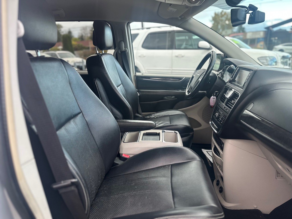 2011 Chrysler Town & Country Image 28