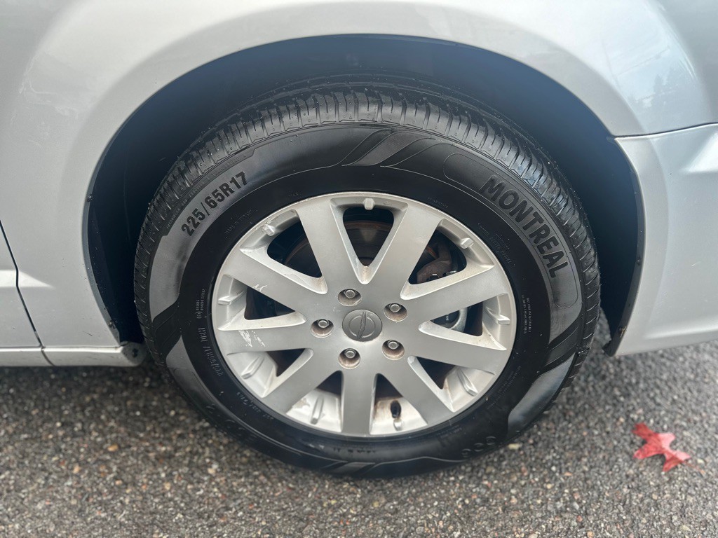 2011 Chrysler Town & Country Image 29