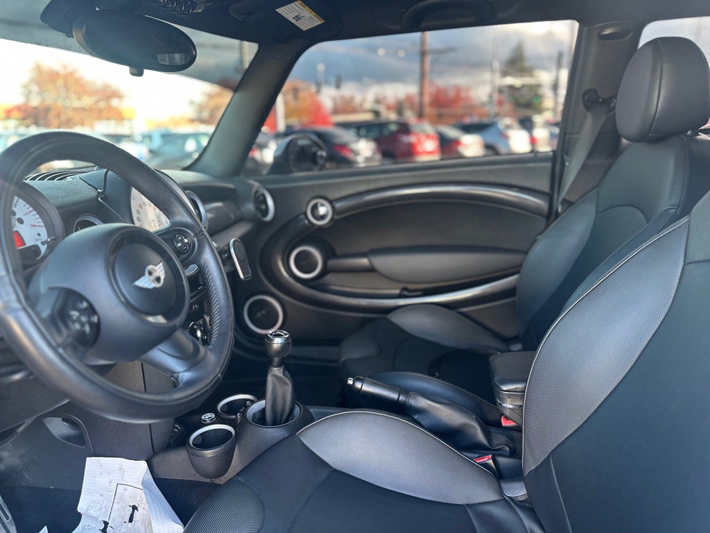 2013 MINI Cooper Image 15