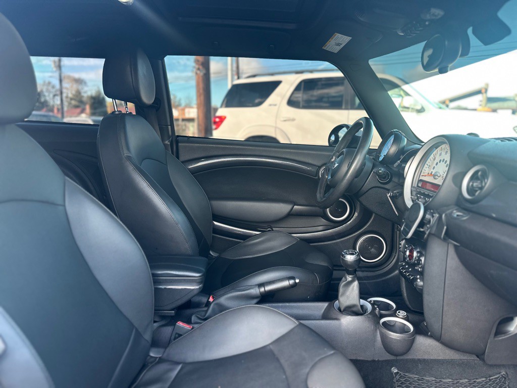 2013 MINI Cooper Image 22