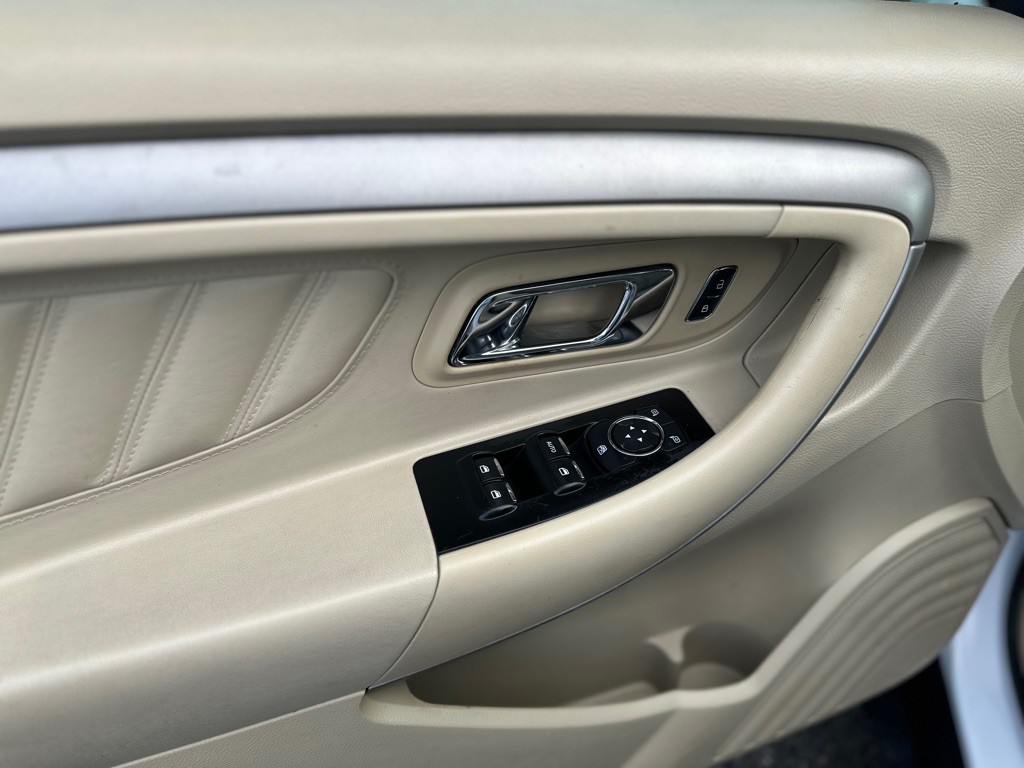 2015 Ford Taurus Image 11