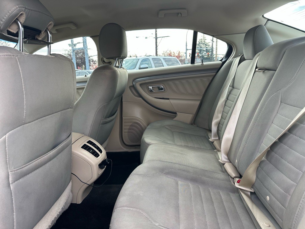 2015 Ford Taurus Image 19