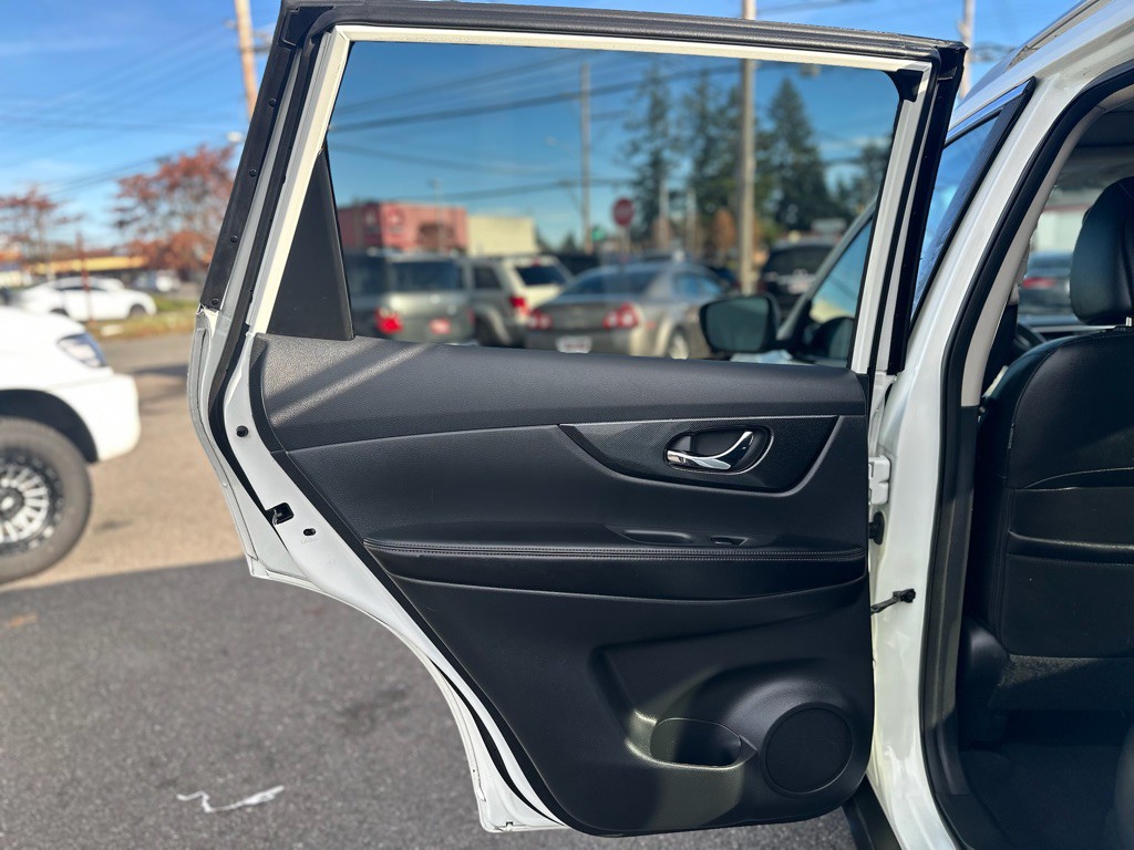 2016 Nissan Rogue Image 17