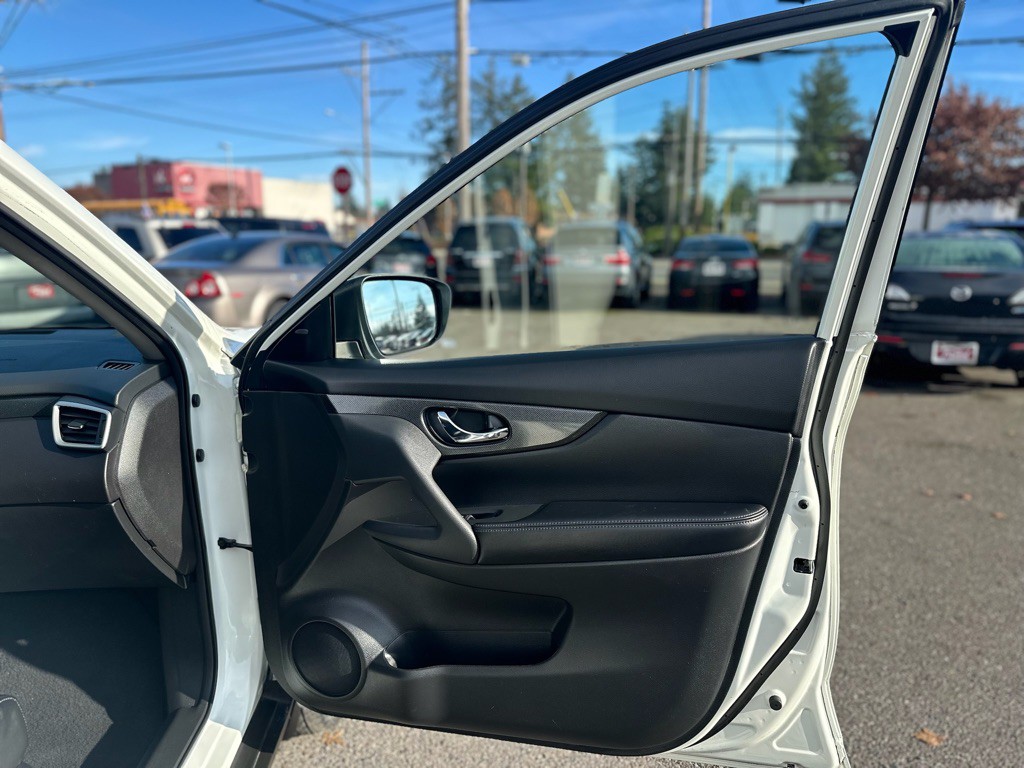 2016 Nissan Rogue Image 18