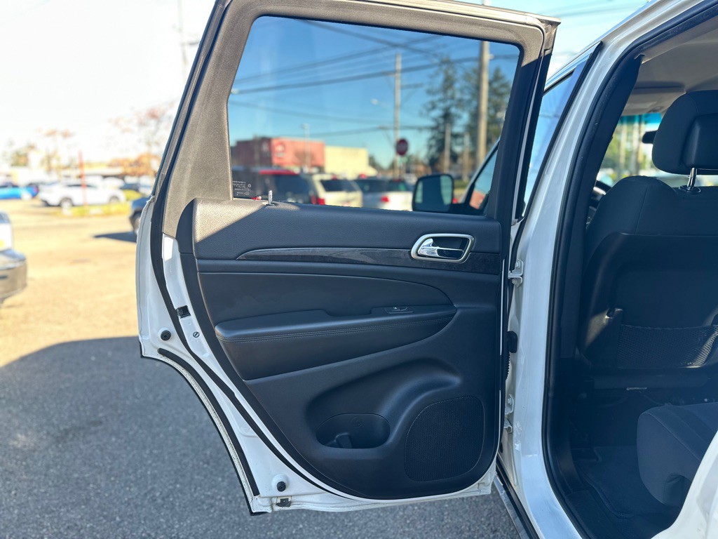 2011 Jeep Grand Cherokee Image 18