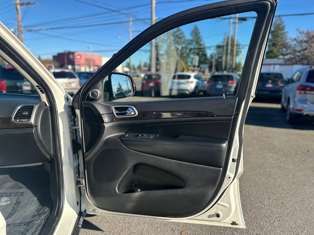 2011 Jeep Grand Cherokee Image 24