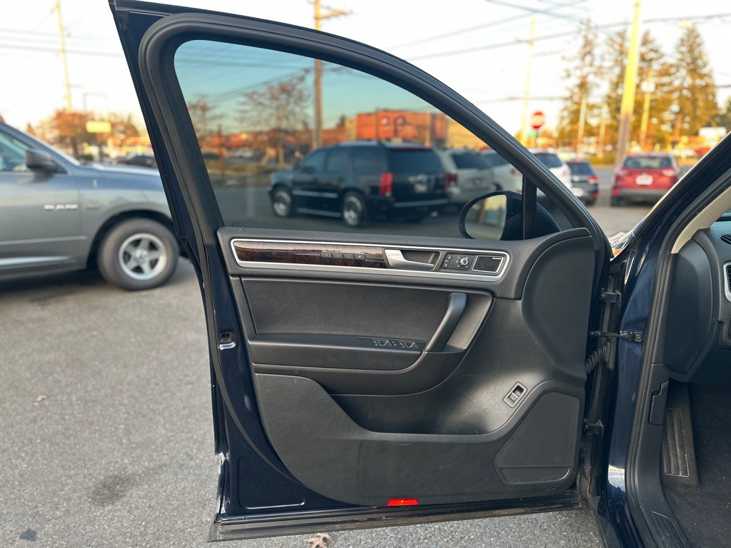 2013 Volkswagen Touareg Image 9