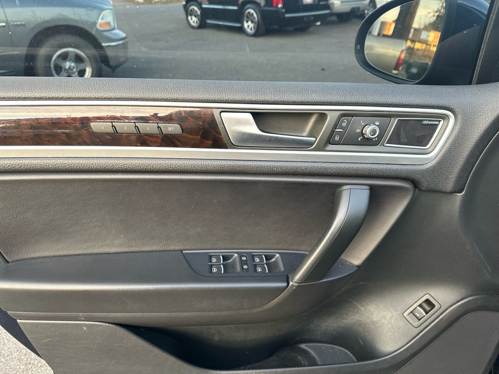 2013 Volkswagen Touareg Image 10