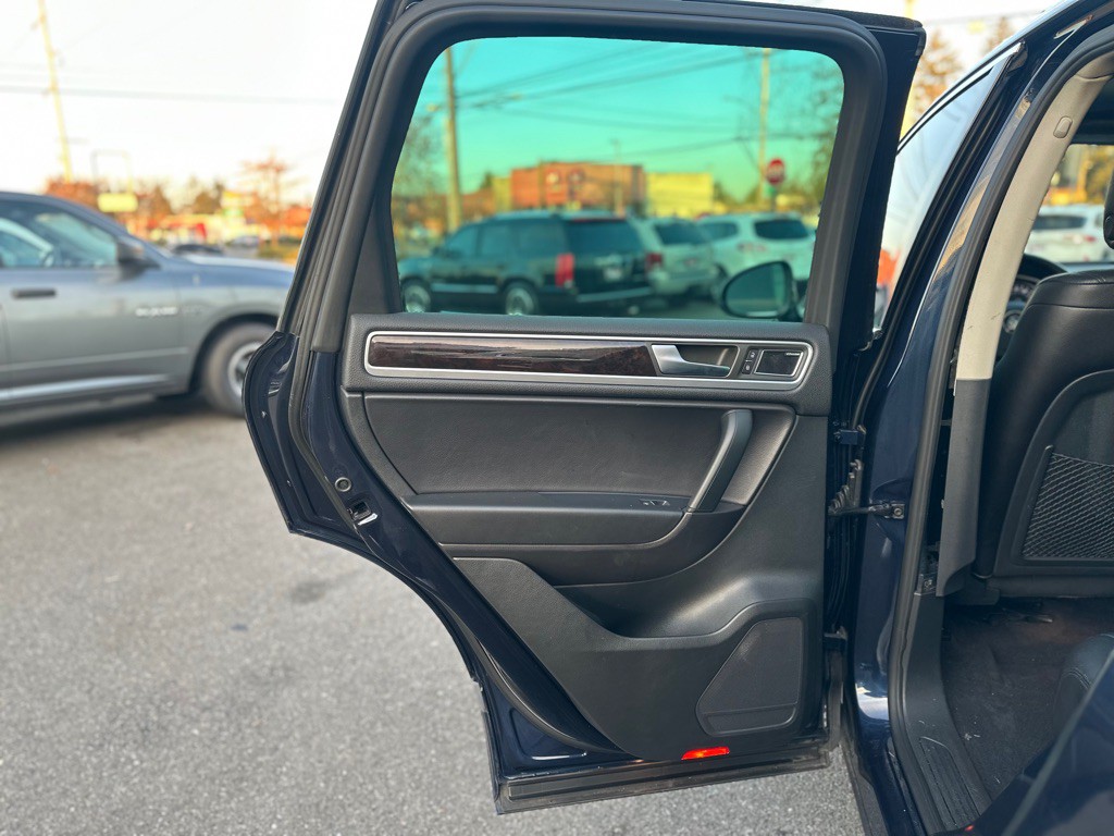 2013 Volkswagen Touareg Image 16