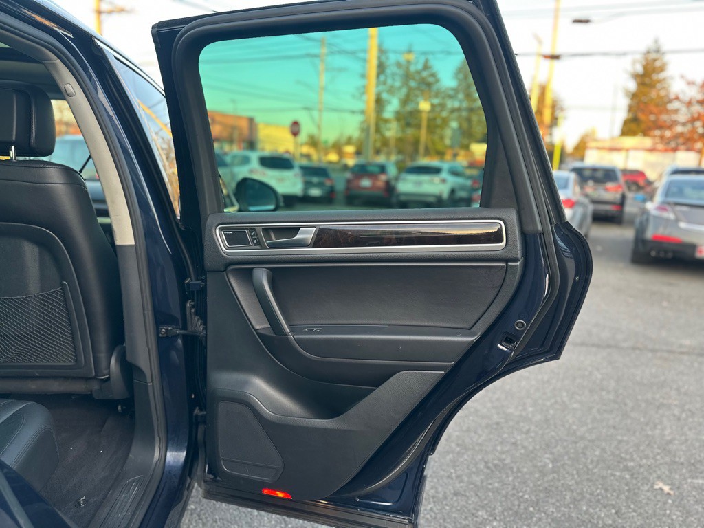 2013 Volkswagen Touareg Image 21