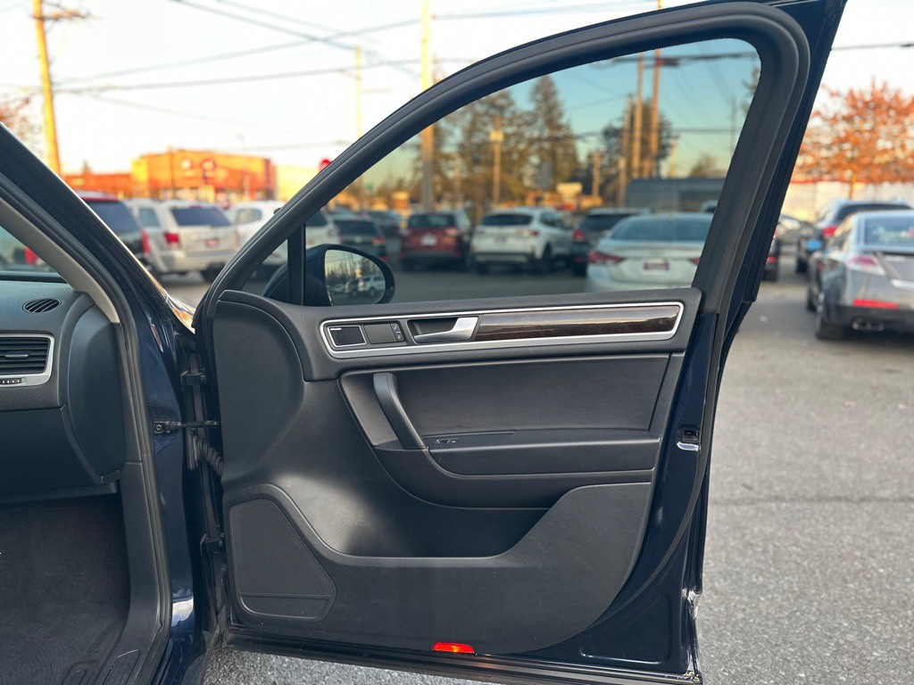 2013 Volkswagen Touareg Image 23