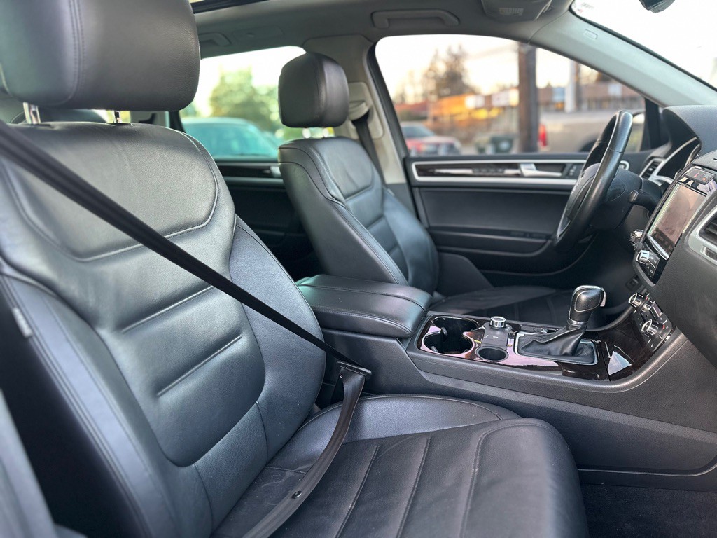 2013 Volkswagen Touareg Image 24