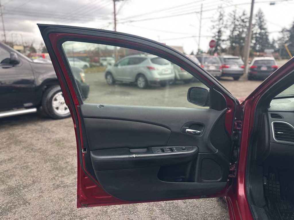 2011 Chrysler 200 Image 10