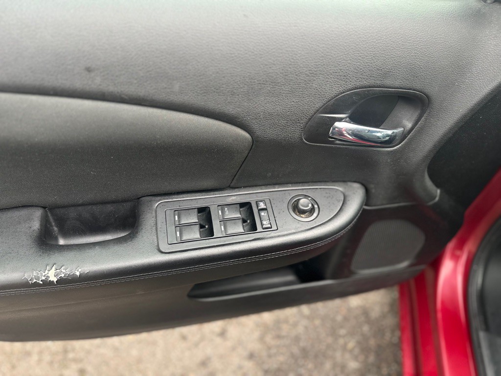 2011 Chrysler 200 Image 11