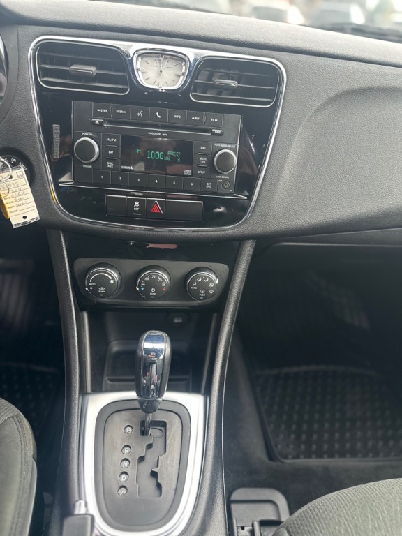 2011 Chrysler 200 Image 16