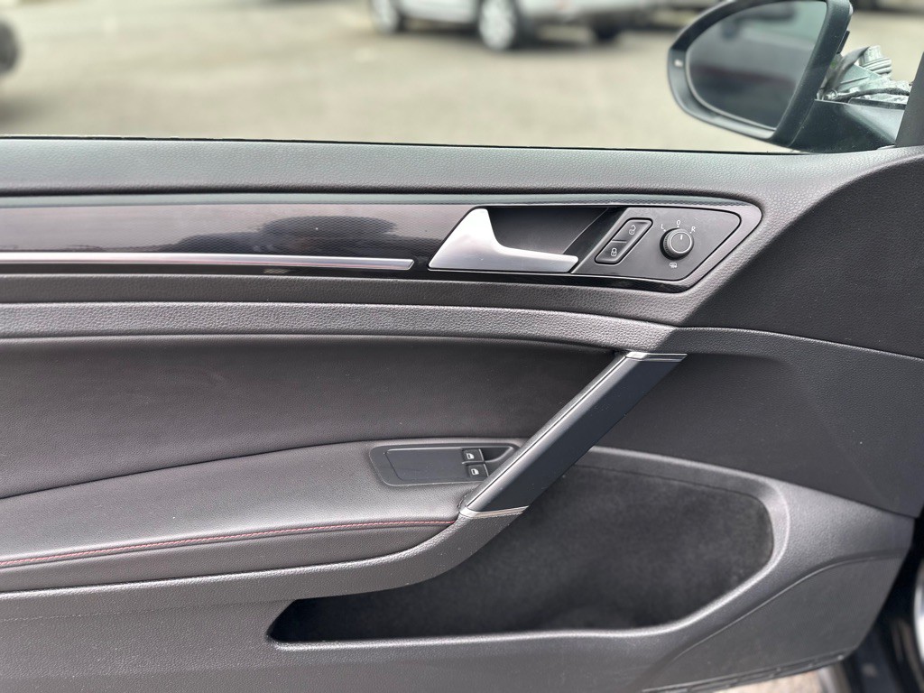 2015 Volkswagen GTI Image 12