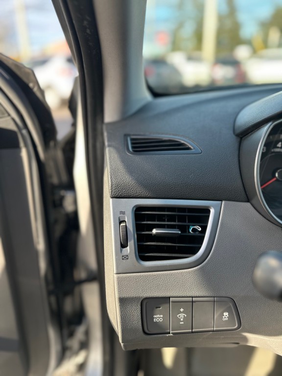 2016 Hyundai Elantra Image 12