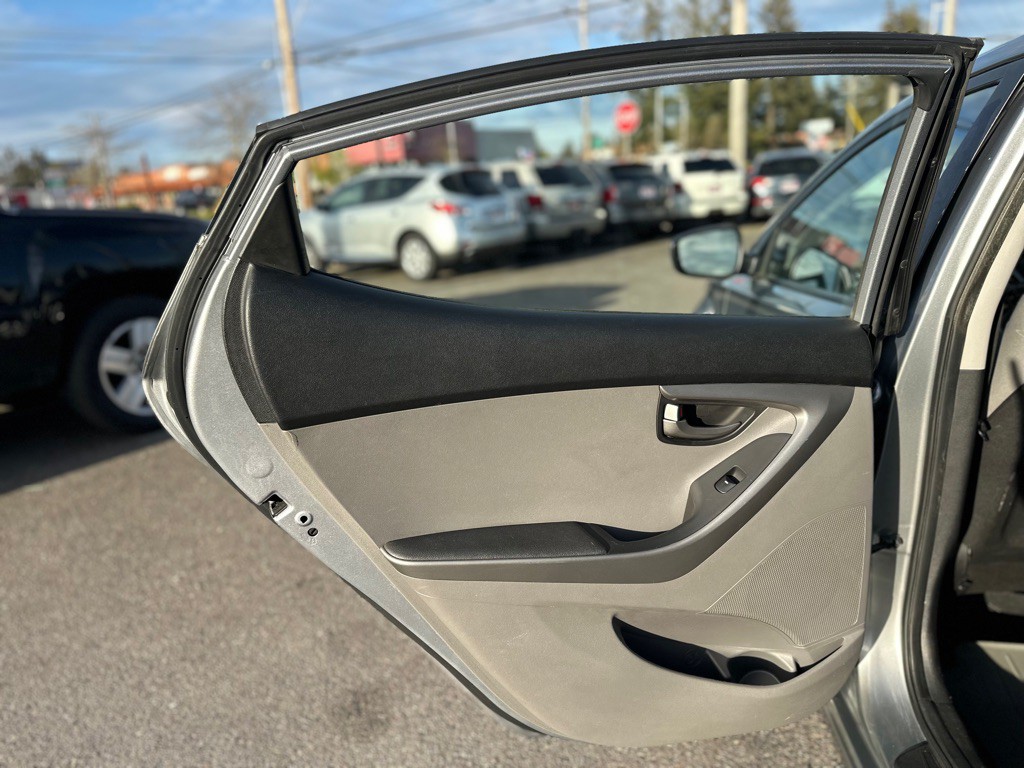 2016 Hyundai Elantra Image 16