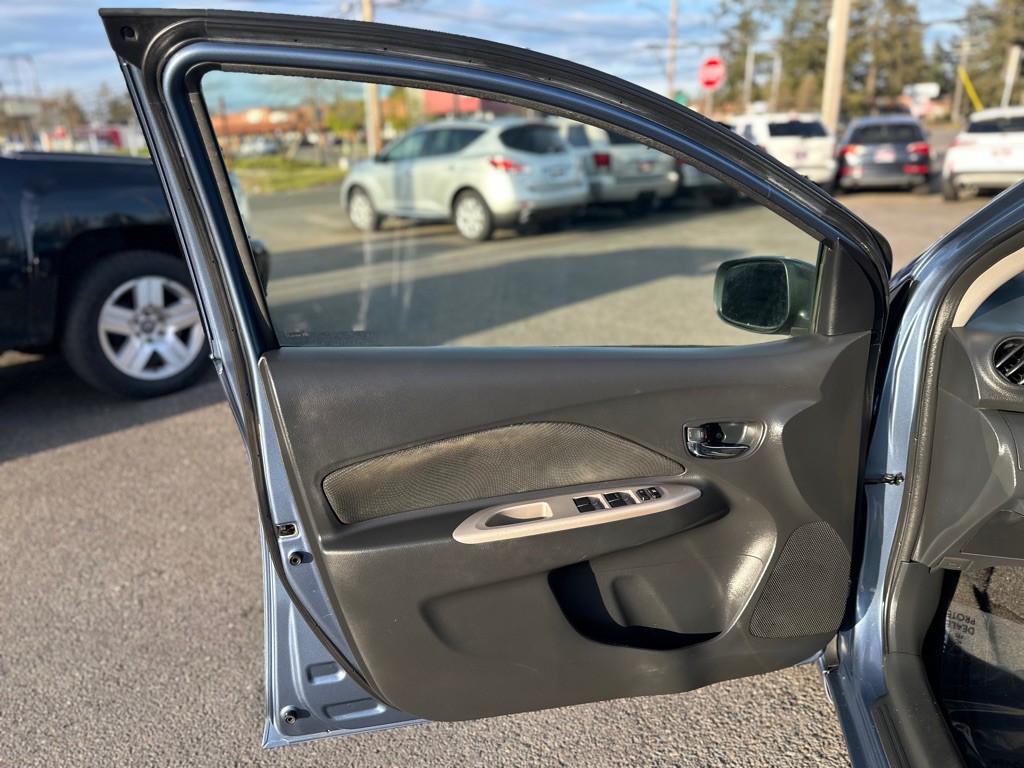 2010 Toyota Yaris Image 10