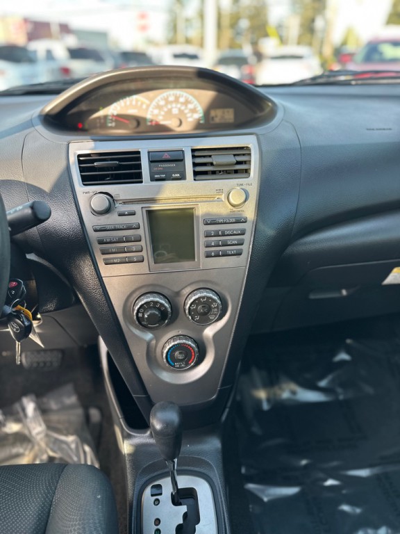 2010 Toyota Yaris Image 12