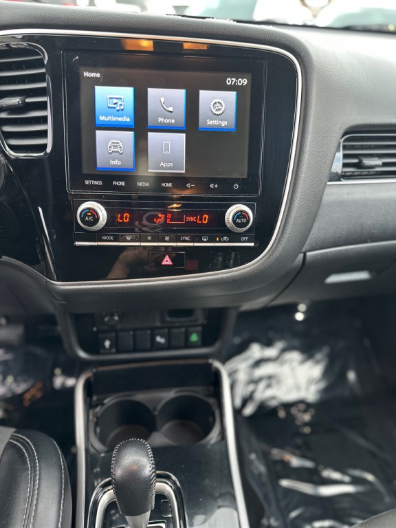 2020 Mitsubishi Outlander Image 16