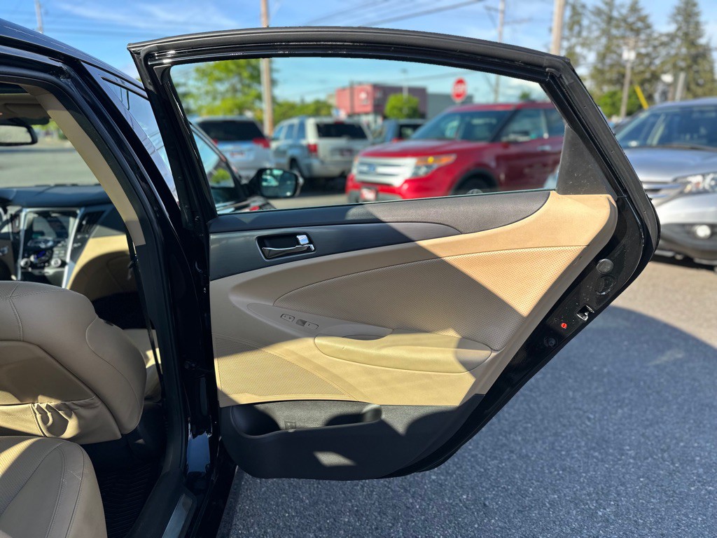 2013 Hyundai Sonata Image 24