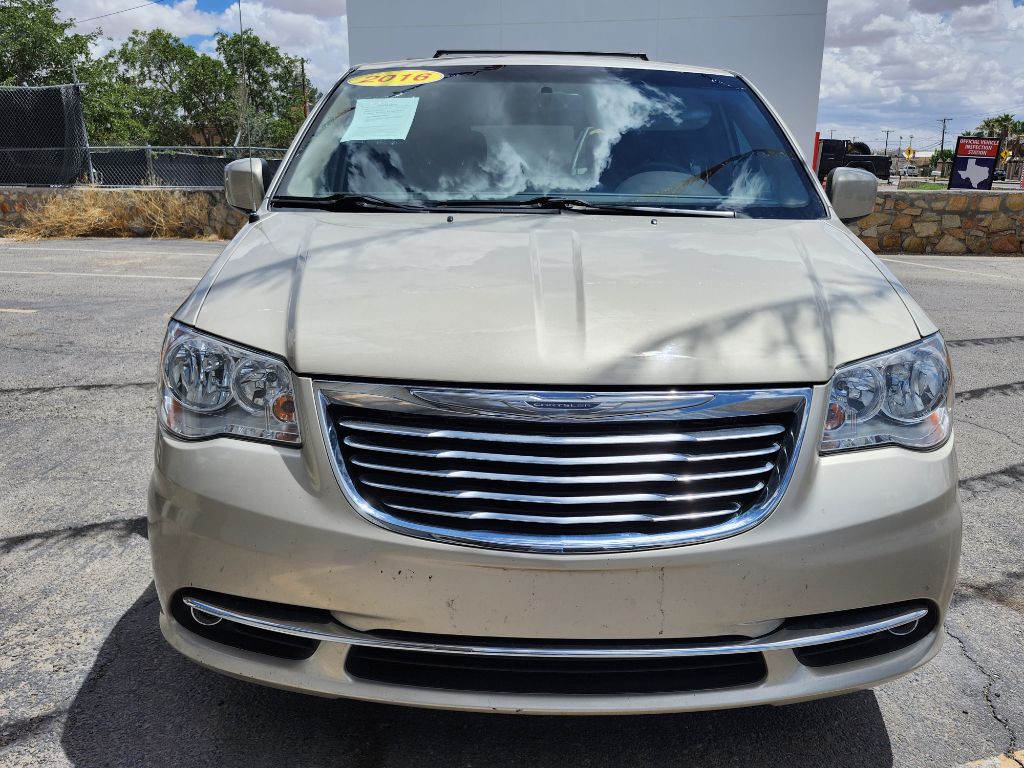 2016 Chrysler Town & Country Image 2
