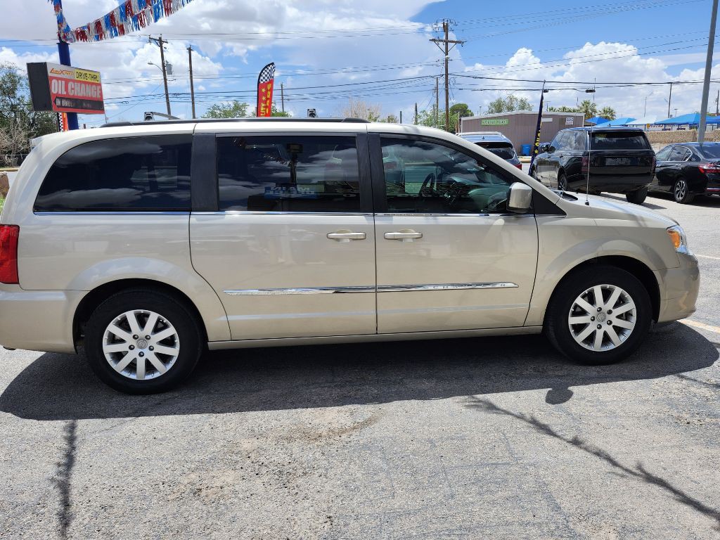 2016 Chrysler Town & Country Image 6