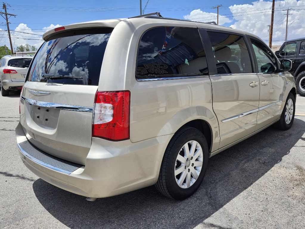2016 Chrysler Town & Country Image 7
