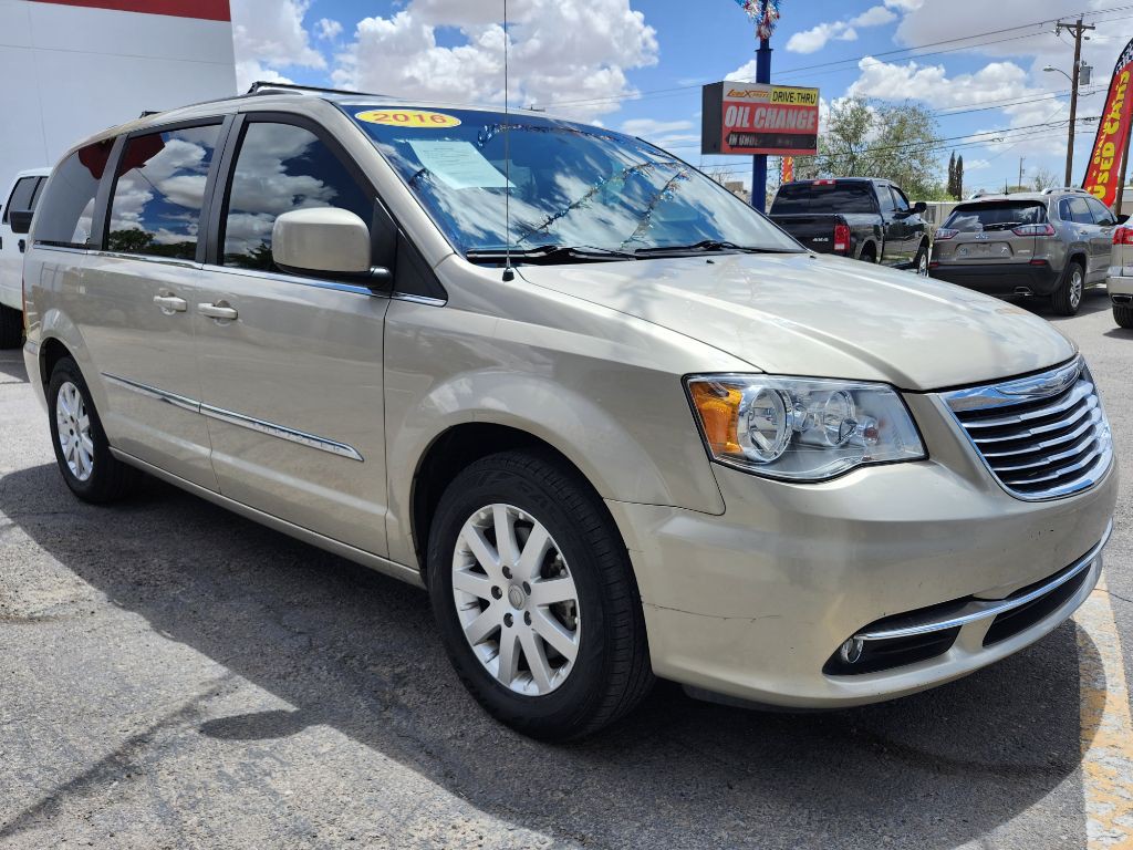 2016 Chrysler Town & Country Image 8