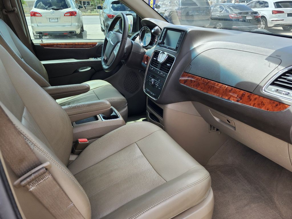 2016 Chrysler Town & Country Image 10