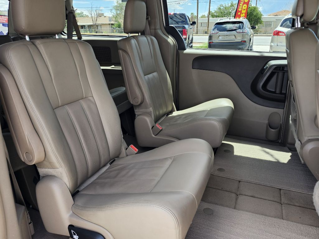2016 Chrysler Town & Country Image 11