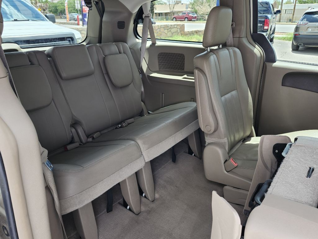 2016 Chrysler Town & Country Image 12