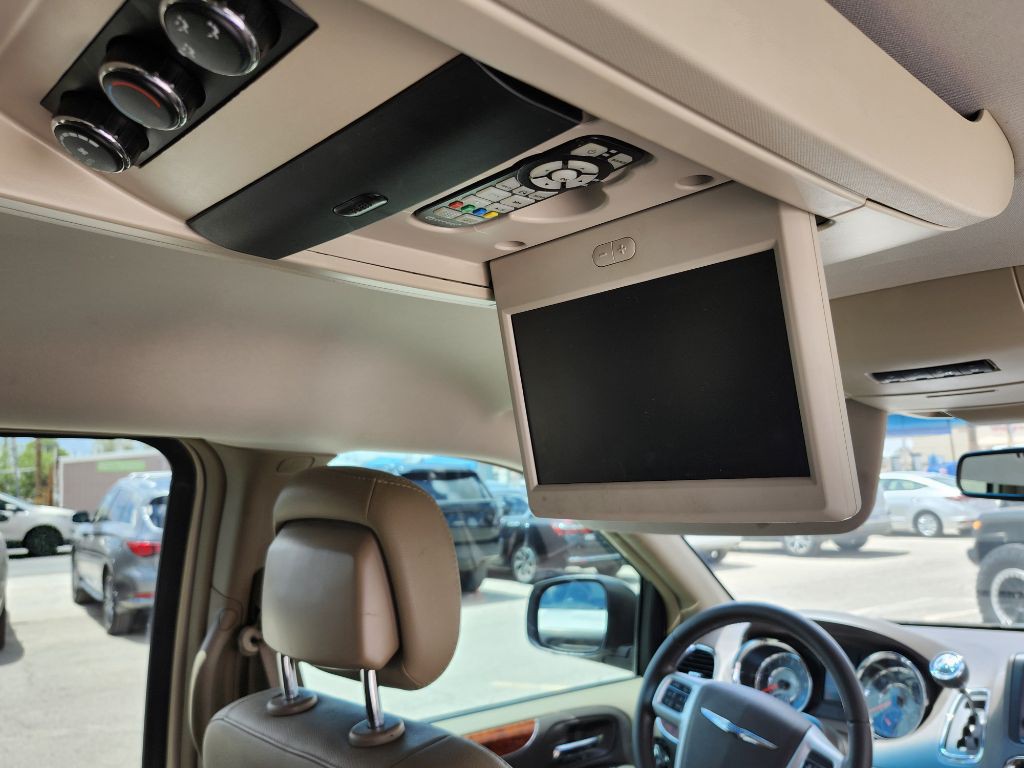 2016 Chrysler Town & Country Image 13