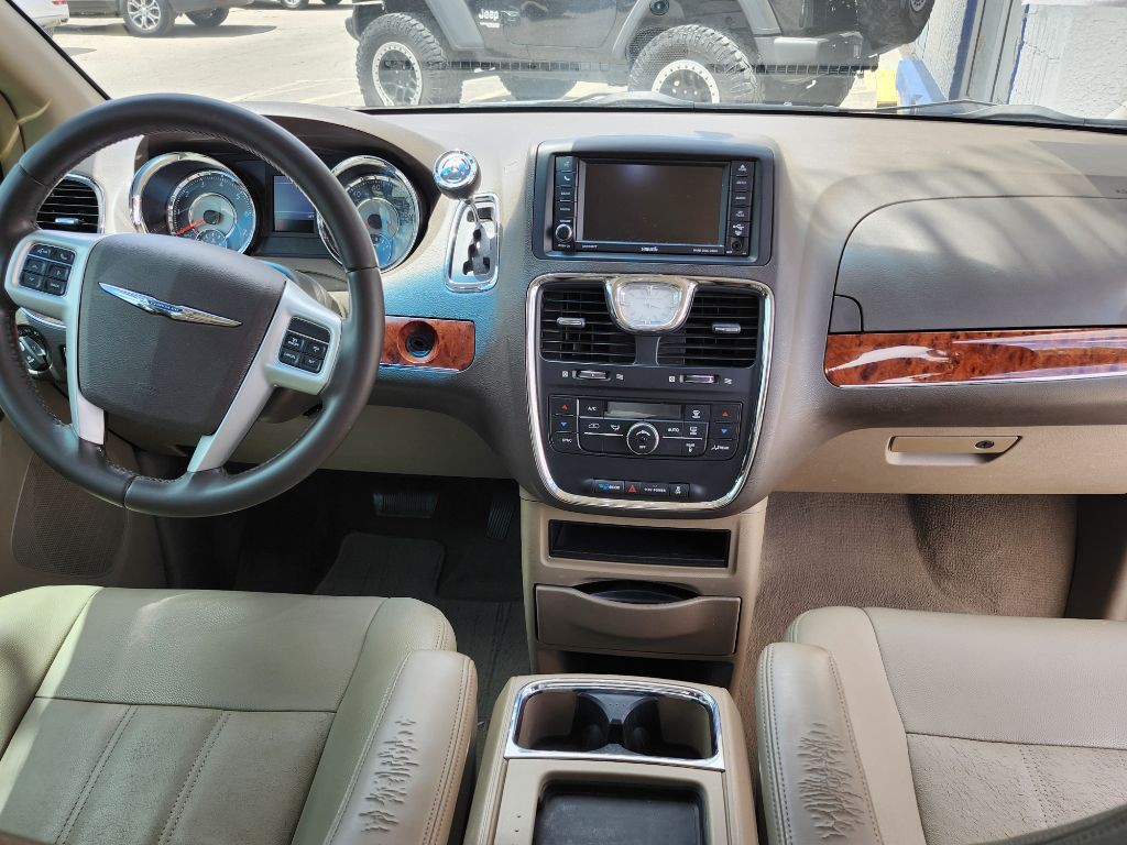2016 Chrysler Town & Country Image 15