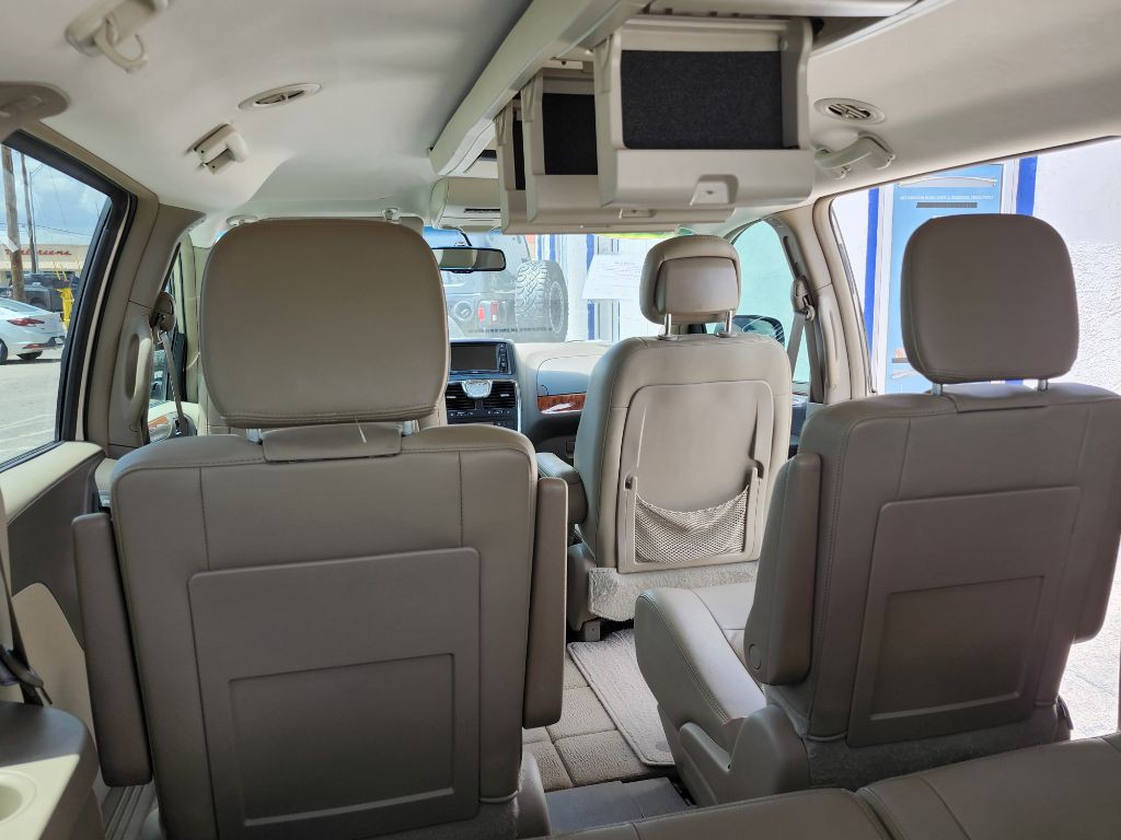 2016 Chrysler Town & Country Image 16