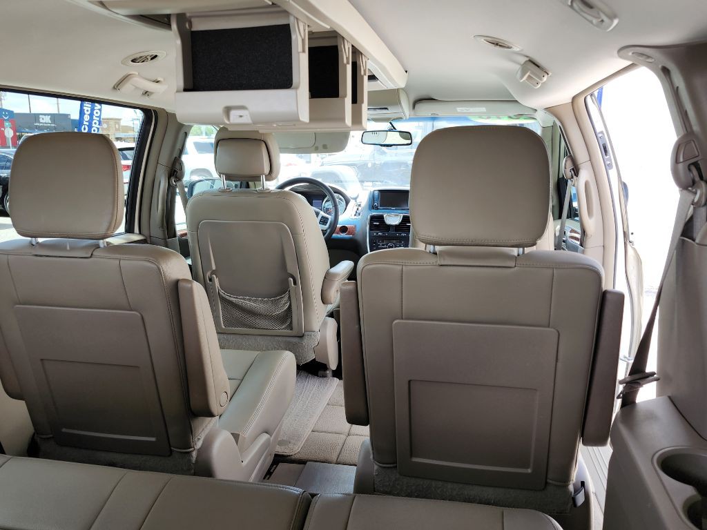 2016 Chrysler Town & Country Image 17