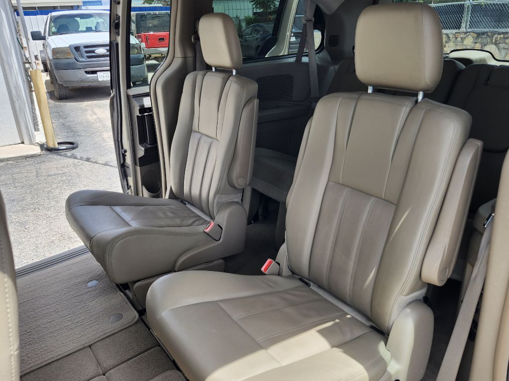 2016 Chrysler Town & Country Image 18