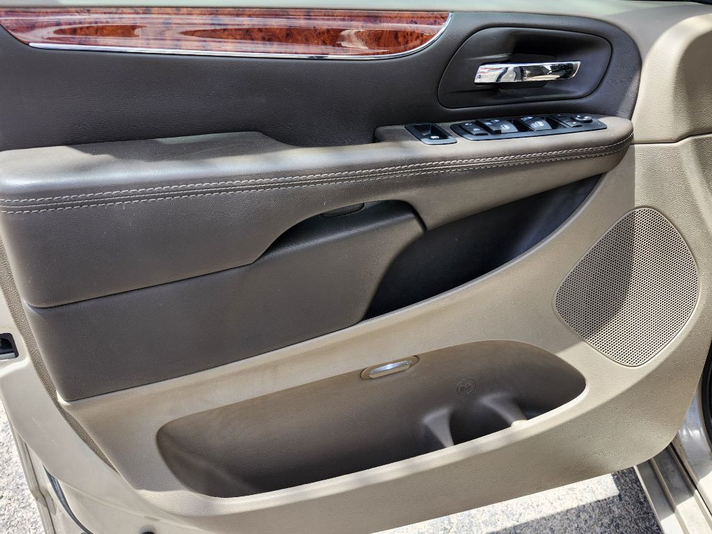 2016 Chrysler Town & Country Image 19