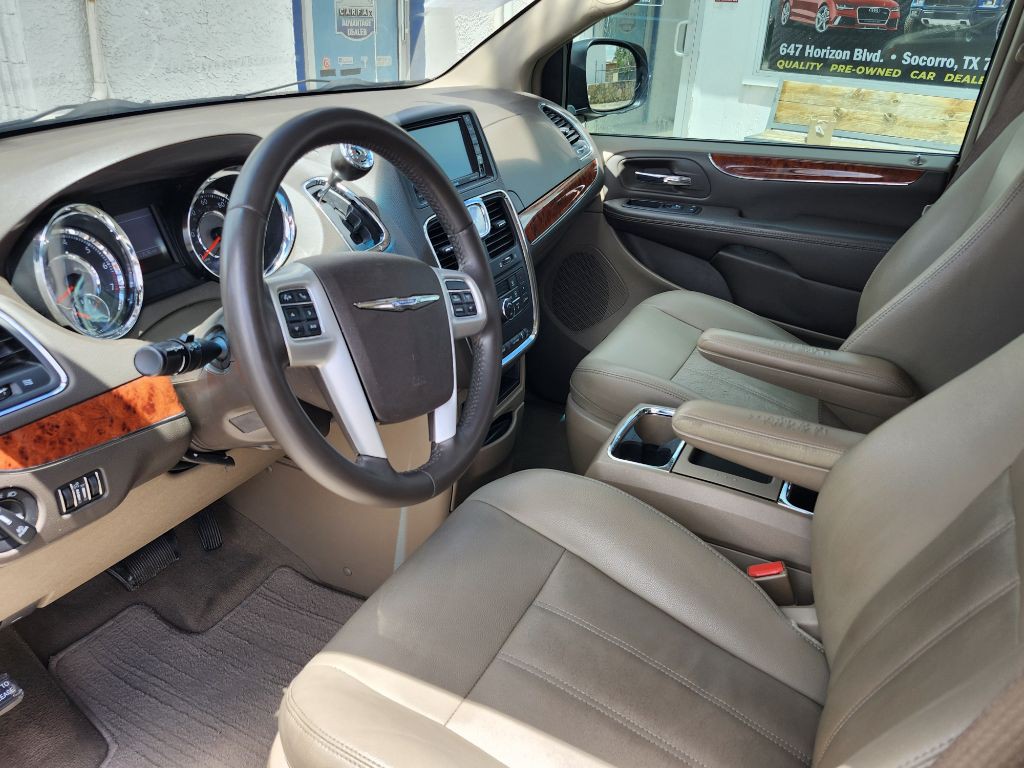 2016 Chrysler Town & Country Image 20