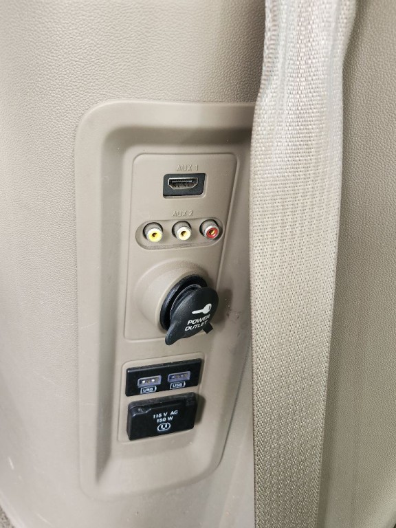 2016 Chrysler Town & Country Image 21
