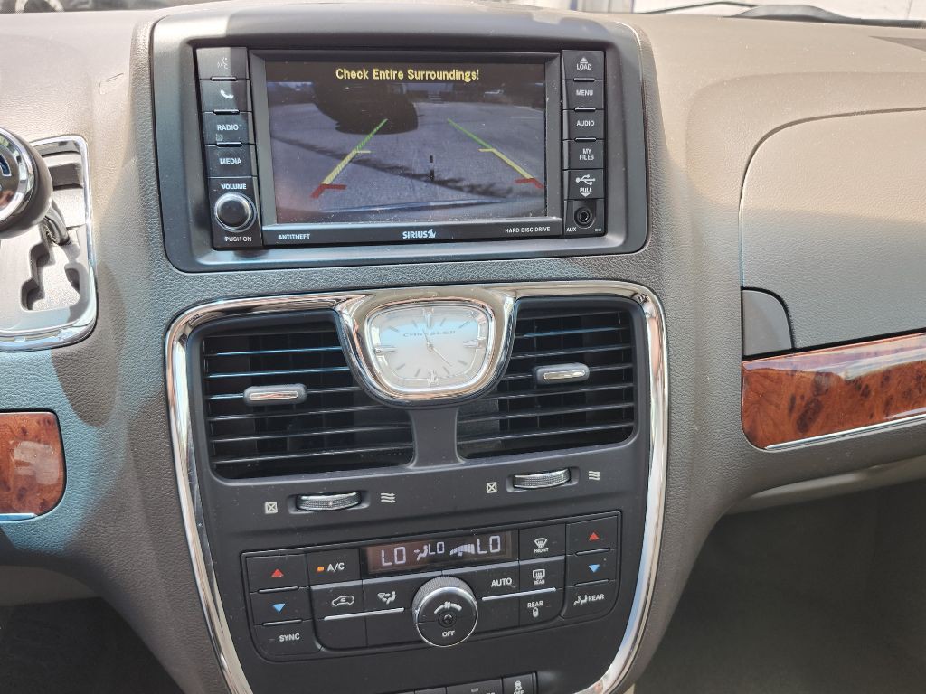 2016 Chrysler Town & Country Image 22
