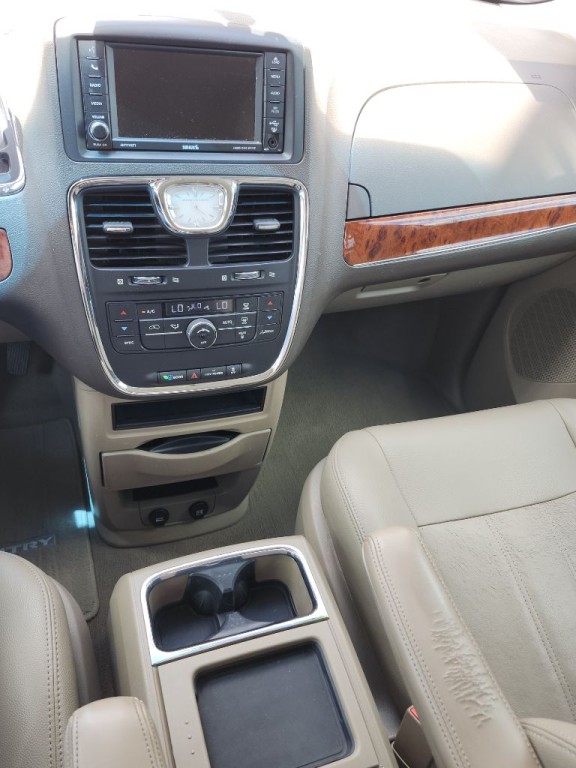 2016 Chrysler Town & Country Image 24