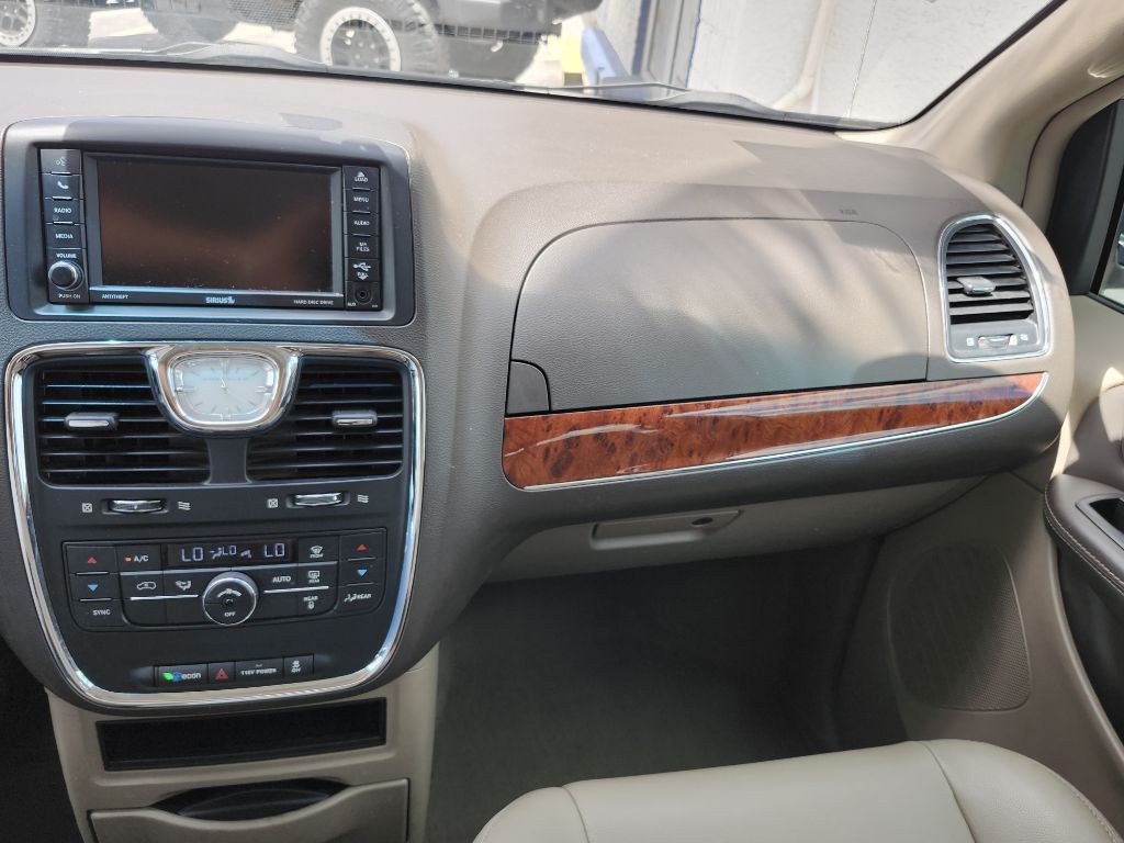 2016 Chrysler Town & Country Image 25
