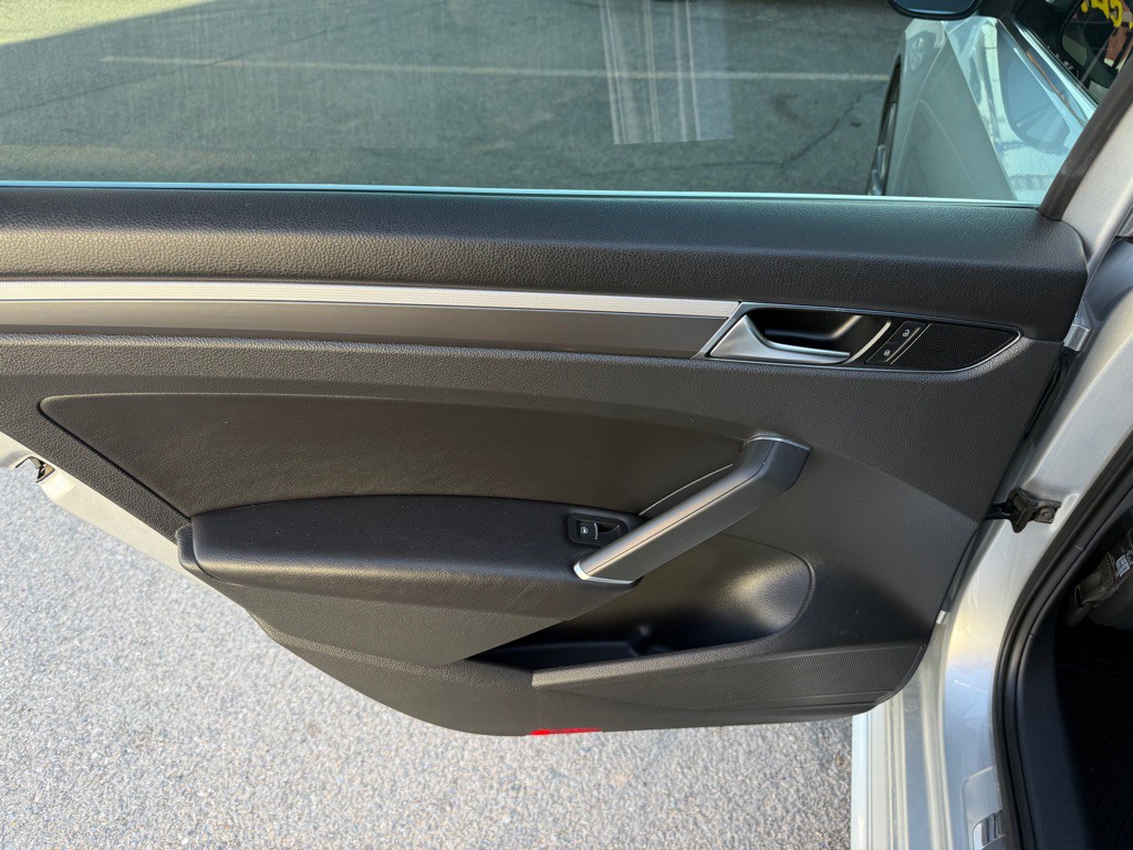 2016 Volkswagen Passat Image 11
