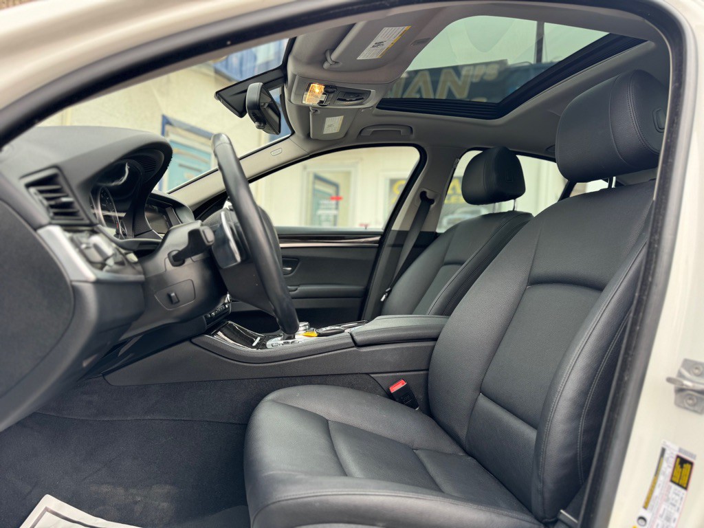 2016 BMW 5 Series Image 9