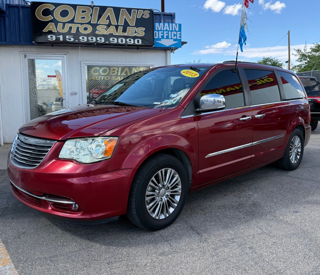 2013 Chrysler Town & Country Image 1