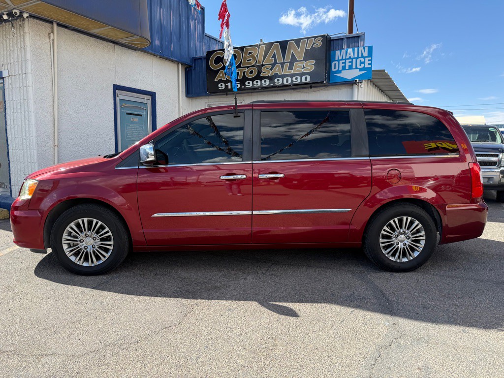 2013 Chrysler Town & Country Image 2